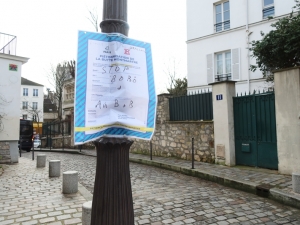 モンマルトル界隈では道路から自動車を締め出し、歩行者専用にするべく工事が進められている。写真はその告知