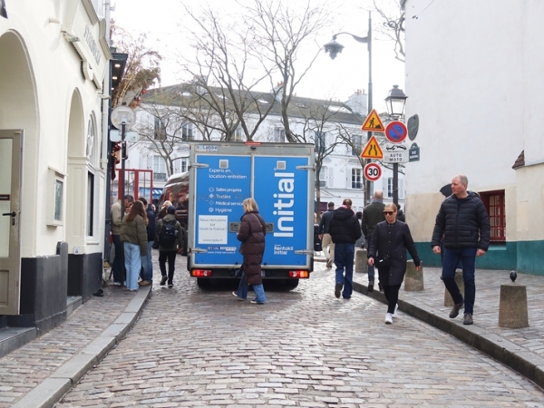 カバーするエリアも広く、便利ではあるが、パリの地下鉄は階段が多く、ほとんどエレベーターなどがないなどバリアフリーとは言いにくい