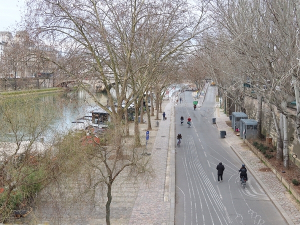 車道以外にも歩道の一部が自転車レーンになっているなどあちこちが自転車のためのスペースとなっている