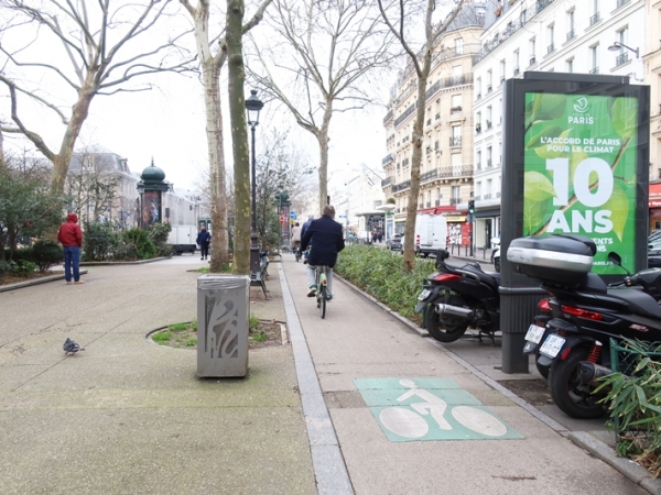 車道以外にも歩道の一部が自転車レーンになっているなどあちこちが自転車のためのスペースとなっている