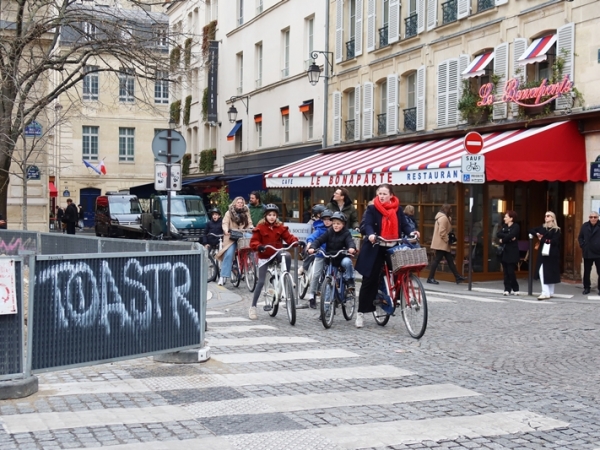 車道以外にも歩道の一部が自転車レーンになっているなどあちこちが自転車のためのスペースとなっている