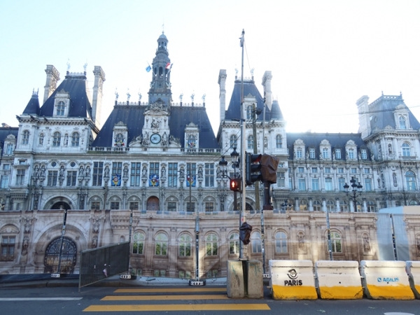 パリ市庁舎。市は自転車利用推進、歩行者道路整備のほか、緑化にも熱心に取り組んでおり、市庁舎前の広場も今、緑化工事が行われていて塀が建てられている