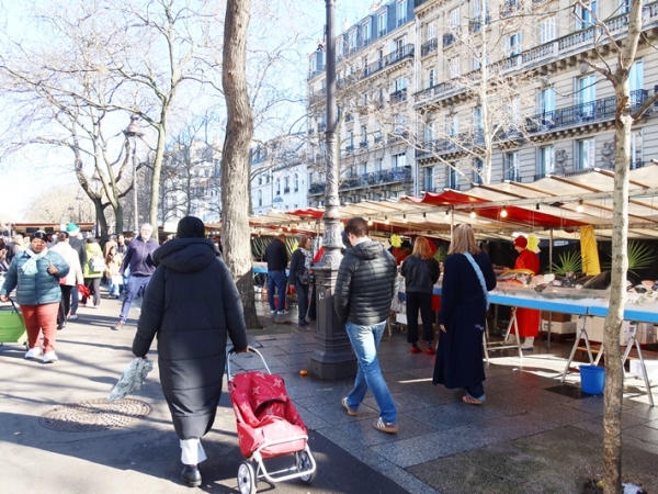 週末にはあちこちで朝市が開かれ、新鮮で安い食品が手に入ると買出しに出かける人が多い