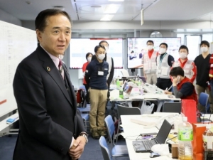 ダイヤモンド・プリンセス号に係る神奈川県新型コロナウイルス対策本部で激励を行う(出所:黒岩祐治事務所)