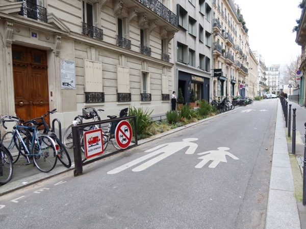 週末にはあちこちで朝市が開かれ、新鮮で安い食品が手に入ると買出しに出かける人が多い