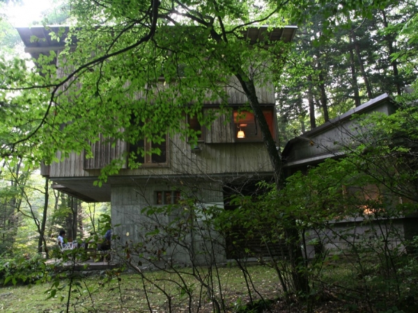 東側外観(写真:宮沢洋)