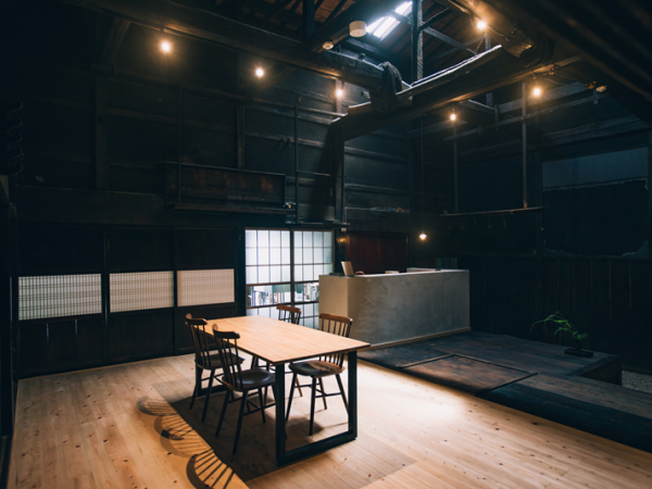 「花と休息 wakamatsu」を営む山本郁也さんと舞さん。宿では、郁也さんによって花がいけられ、舞さんによる料理がふるまわれる