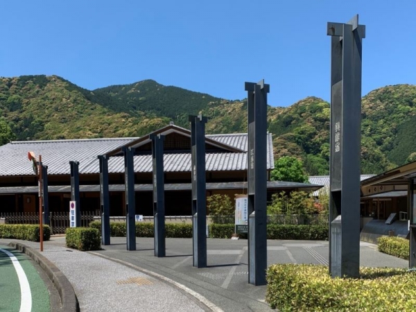 <ビフォー>エントランスに鉄柱が連なり閉鎖的な雰囲気だった(写真提供:創造舎)