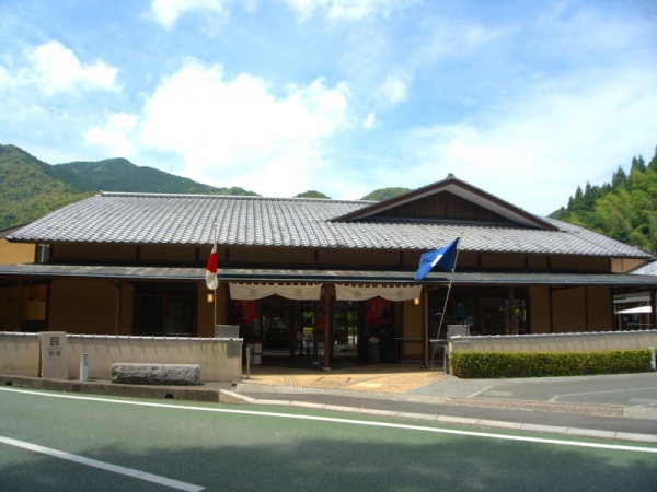 <ビフォー>エントランスに鉄柱が連なり閉鎖的な雰囲気だった(写真提供:創造舎)