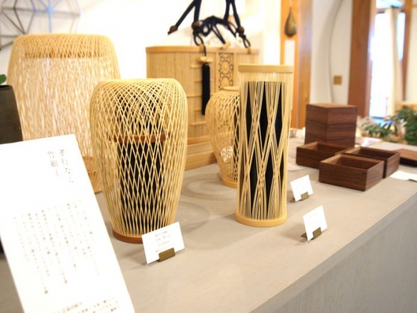 <ビフォー>エントランスに鉄柱が連なり閉鎖的な雰囲気だった(写真提供:創造舎)