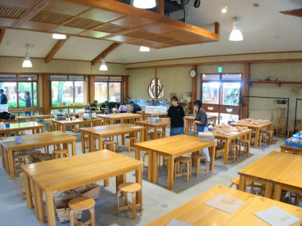 <ビフォー>エントランスに鉄柱が連なり閉鎖的な雰囲気だった(写真提供:創造舎)