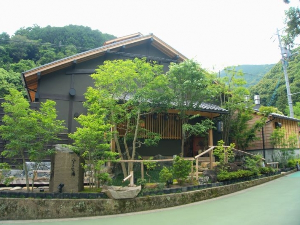 匠宿のエントランスに掲げられたロゴには「未来」の文字が隠れている。伝統工芸を未来につなげる想いを込めた