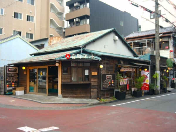 古い家をリノベした人宿町マート。中に入ると、懐かしさを感じるような趣があった