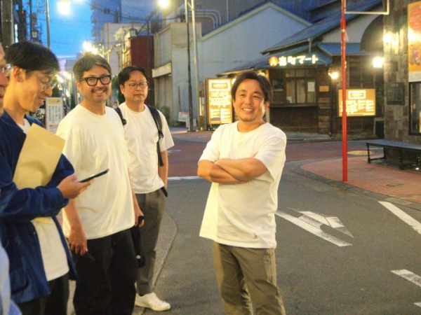 人宿町でツアー参加者に説明をする山梨さん(右)