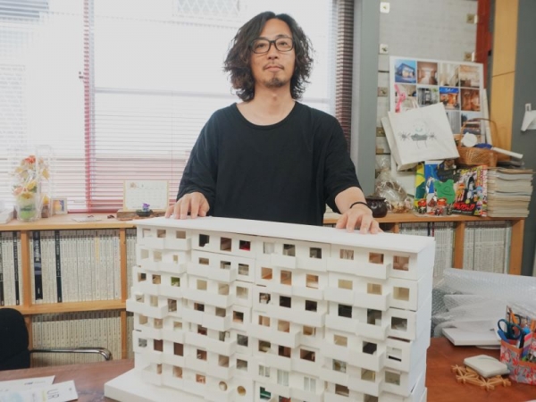 「生徒には、団地のリノベーションを課題に出します」と、生徒が作った作品を見せてくれた