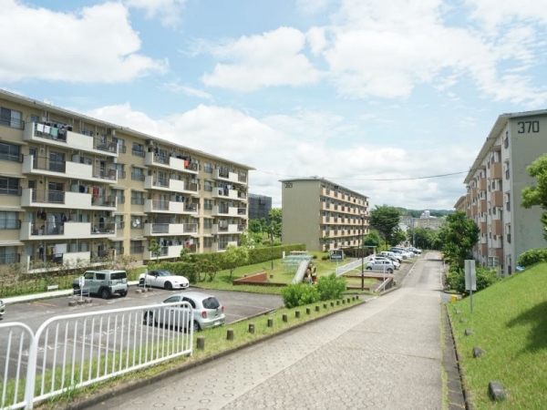 丘陵地を切り拓いて開発された高蔵寺ニュータウンは、入居開始から57年が経った