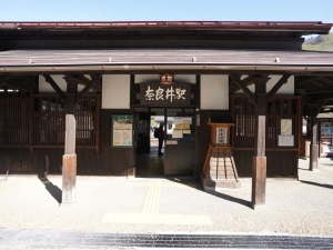 JR奈良井駅の駅舎も、奈良井宿の街並みに溶け込む造りだ