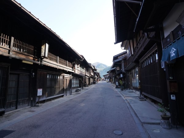 JR奈良井駅の駅舎も、奈良井宿の街並みに溶け込む造りだ