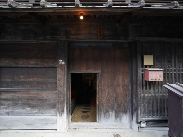 「花と休息 wakamatsu」を営む山本郁也さんと舞さん。宿では、郁也さんによって花がいけられ、舞さんによる料理がふるまわれる