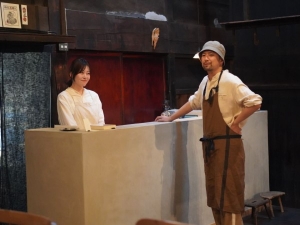 「花と休息 wakamatsu」を営む山本郁也さんと舞さん。宿では、郁也さんによって花がいけられ、舞さんによる料理がふるまわれる