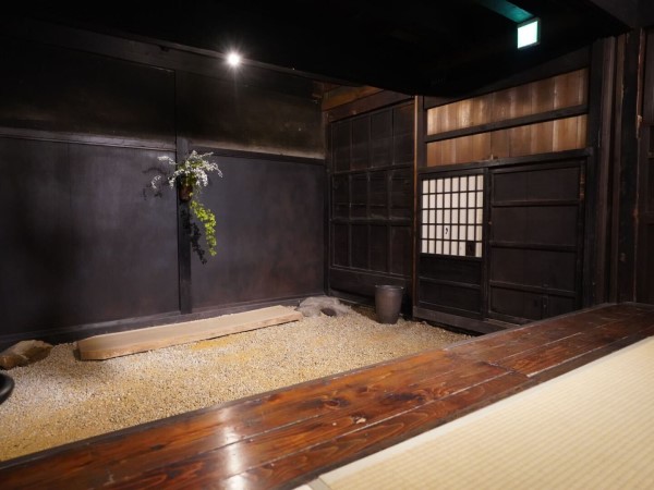 「花と休息 wakamatsu」を営む山本郁也さんと舞さん。宿では、郁也さんによって花がいけられ、舞さんによる料理がふるまわれる