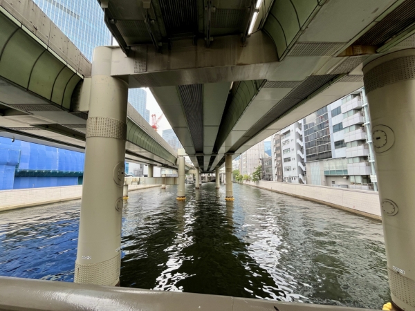 日本橋リバーウォークのイメージパース(江戸橋上空から大手町方面を望む) ※出典:一般社団法人日本橋リバーウォークエリアマネジメント・日本橋一丁目中地区市街地再開発組合・八重洲一丁目北地区市街地再開発組合・日本橋室町一丁目地区市街地再開発組合・日本橋一丁目東地区市街地再開発組合・日本橋一丁目 1・2 番地区市街地再開発組合・首都高速道路株式会社(2025年6月11日)「官民地域一体となり、“水都”としての東京の新しい顔の創出へ 日本橋川を中心とした 5 つの再開発区域とその周辺一帯エリア『日本橋リバーウォーク』の情報発信を開始」