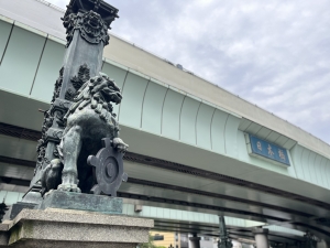 日本橋の獅子像と都の紋章 ※2025年6月撮影