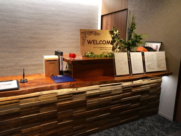 カウンターには神社の御神木を用いている