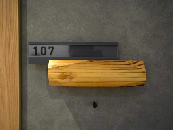 カウンターには神社の御神木を用いている