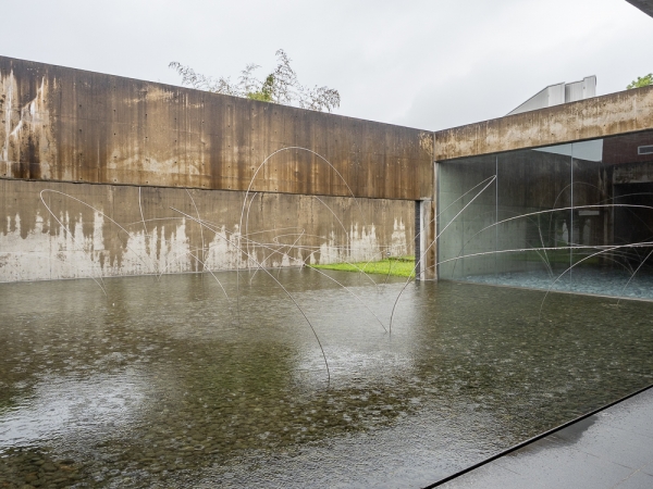 展示室「大地」には、彫刻家・宮脇愛子による作品「うつろひ」を展示。下には無数の丸石が敷き詰められ、無数のワイヤーが交差する