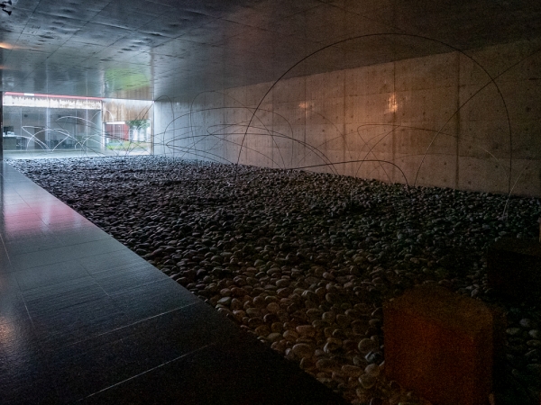 展示室「大地」には、彫刻家・宮脇愛子による作品「うつろひ」を展示。下には無数の丸石が敷き詰められ、無数のワイヤーが交差する