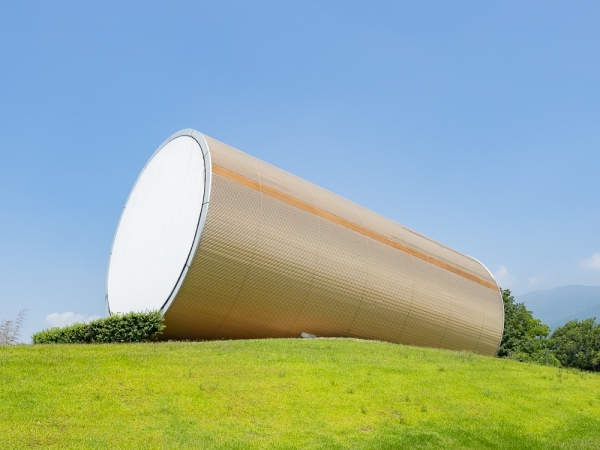 展示室「太陽」の外観。美術館の建物の横にそびえる、インパクトのある巨大な円筒状の物体は、実は展示室