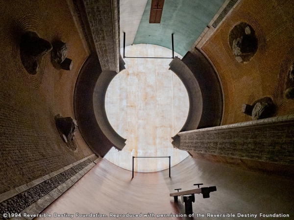 展示室「大地」には、彫刻家・宮脇愛子による作品「うつろひ」を展示。下には無数の丸石が敷き詰められ、無数のワイヤーが交差する