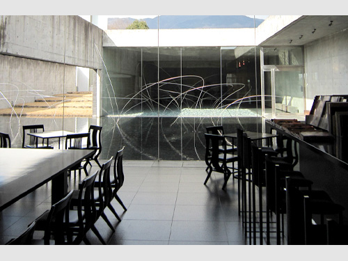 館内にある喫茶室はガラスの向こうの宮脇愛子の作品「うつろひ」を眺められる(提供:奈義町現代美術館)