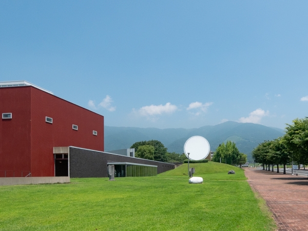写真右奥に見えるのが那岐山。奈義町現代美術館の借景になっており、見事な景観をつくり出している