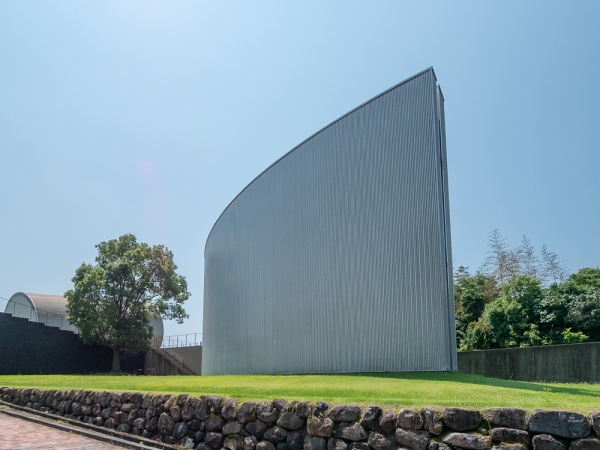 奈義町現代美術館の配置図。奈義町の土地や自然条件に基づく固有の軸線になるよう計算されている。那岐山を中央に据え、手前に「大地」が広がり、左右に「月」と「太陽」(日)を配置した構図となり、六曲一双の「日月山水図屏風」がイメージできるという(提供:奈義町現代美術館)