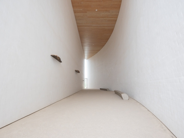 奈義町現代美術館の配置図。奈義町の土地や自然条件に基づく固有の軸線になるよう計算されている。那岐山を中央に据え、手前に「大地」が広がり、左右に「月」と「太陽」(日)を配置した構図となり、六曲一双の「日月山水図屏風」がイメージできるという(提供:奈義町現代美術館)