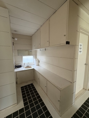 造り付けの収納が多く、通風用の小窓もあちこちにある(写真:宮沢洋)