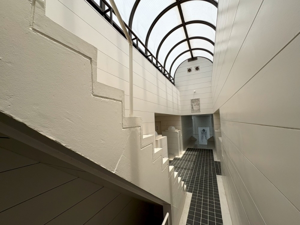 玄関から2階のホールに向かう階段(写真:宮沢洋)