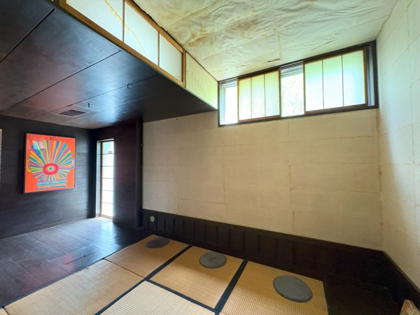 玄関から2階のホールに向かう階段(写真:宮沢洋)