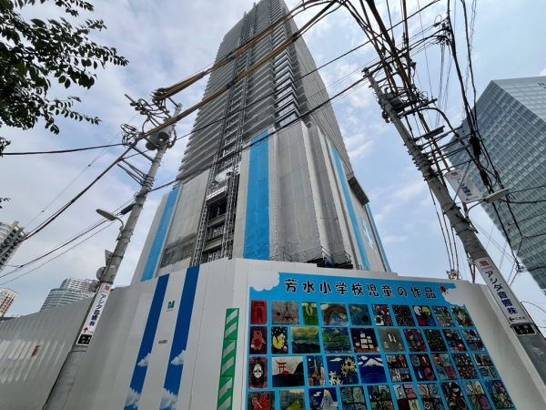 再開発建築物の仮囲いに掲示された芳水小学校児童の作品 ※2025年8月撮影