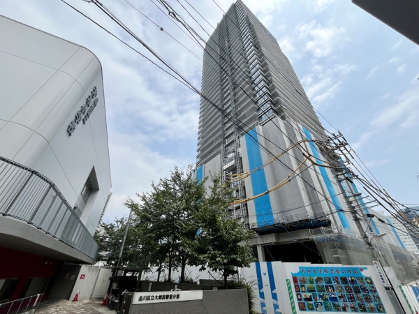 再開発建築物の仮囲いに掲示された芳水小学校児童の作品 ※2025年8月撮影