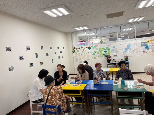 コミュニティナースの元にはさまざまな世代の地域住民が集まる(提供:株式会社CNC)