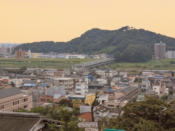 織姫神社の本殿までは7色の鳥居をくぐって登っていく