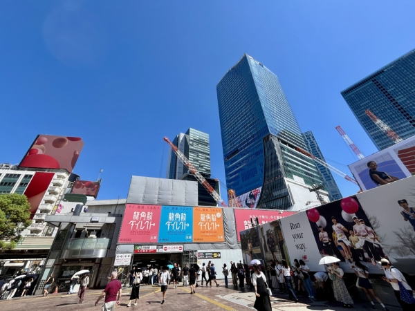 ハチ公広場より渋谷駅方面を撮影 ※2025年9月撮影