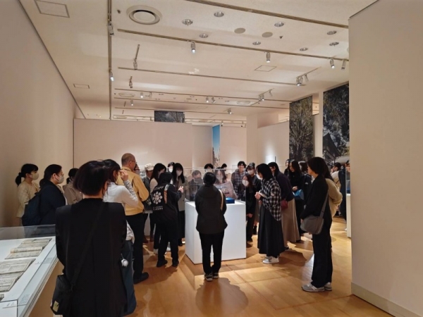 足利市立美術館で開催された「山姥切国広展」では、多くの刀剣ファンが来場。刀剣乱舞の影響で女性ファンが多い(画像提供:足利市)