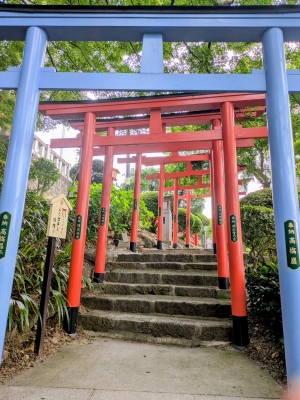 織姫神社の本殿までは7色の鳥居をくぐって登っていく