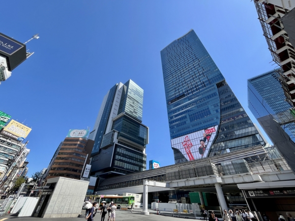 JR渋谷駅宮益坂口、渋谷スクランブルスクエア東棟、渋谷ヒカリエ ※2025年9月撮影