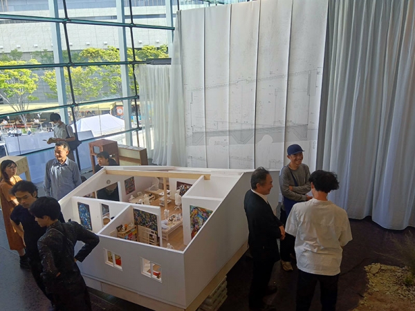 風景の写真が飾られた《想像の手ざわり》石田雄琉+房川修英の展示。質問をする藤本壮介氏