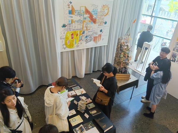 《シロクマハウス》下田直彦。壁いっぱいに言葉とイメージが貼られた